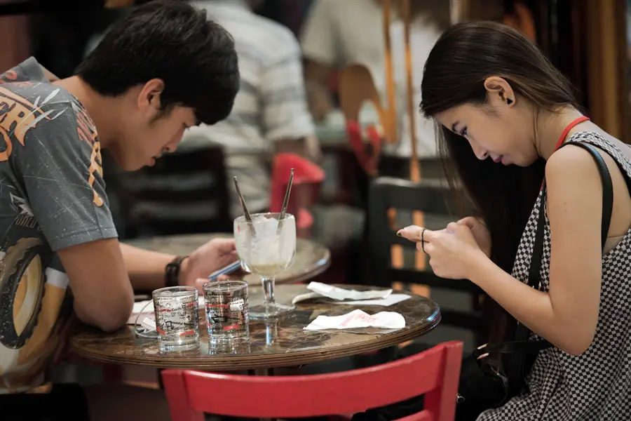food-smartphone-distractions