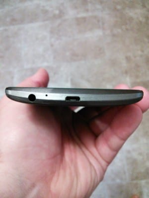 A view of the LG G3 3.5 mm headphone jack, microphone, and charging port.