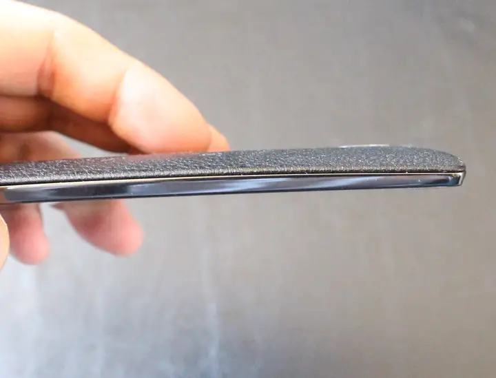The G4 has a slight curve to it, making it easier to fit in a pocket and keeping the screen off of surfaces.