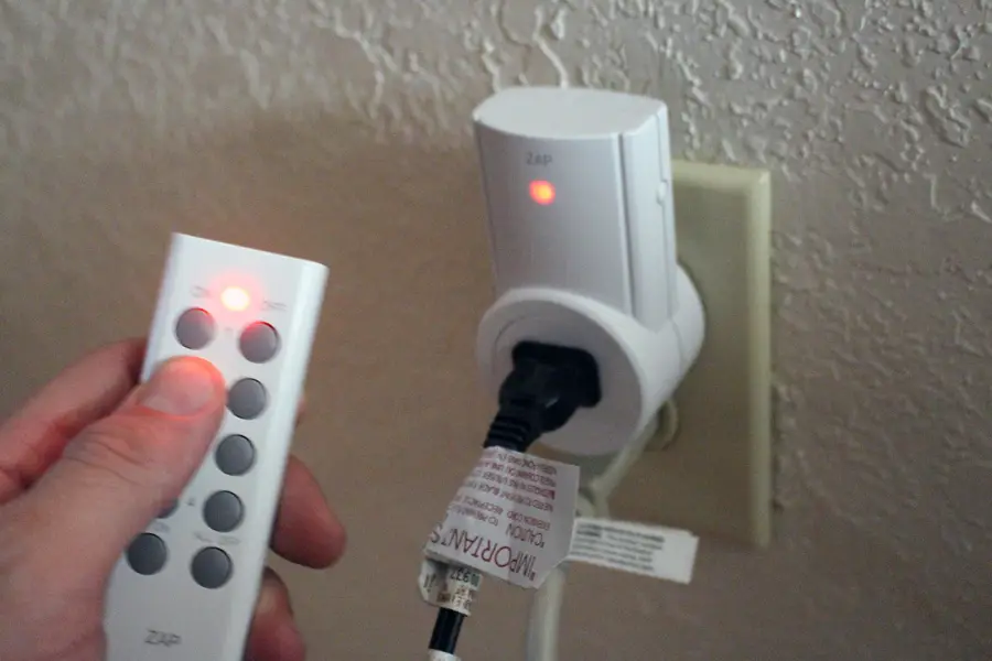 The plug-in has a little red light that lets you know it's received a signal with a flash. The red light will stay on when the appliance is on.