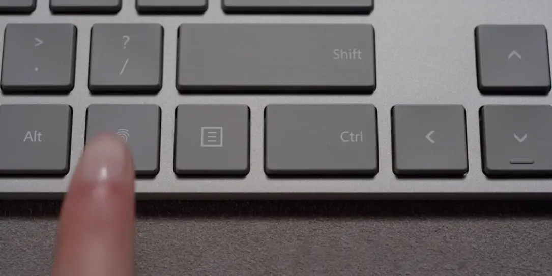 Microsoft apresentou um “teclado com leitor de impressão digital” e um modem bem moderno
