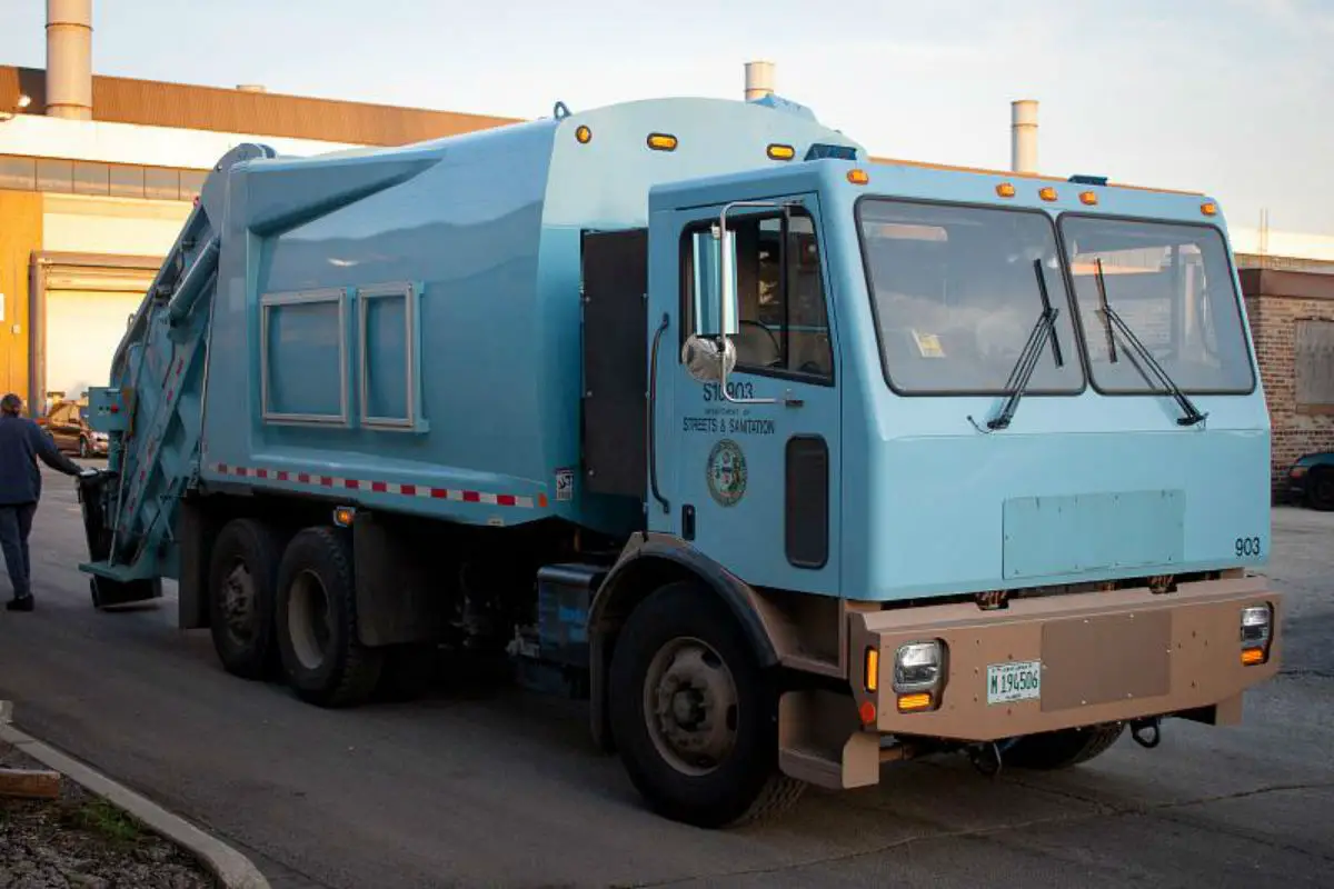 1-first-all-electric-garbage-truck-takes-out-trash-in-chicago