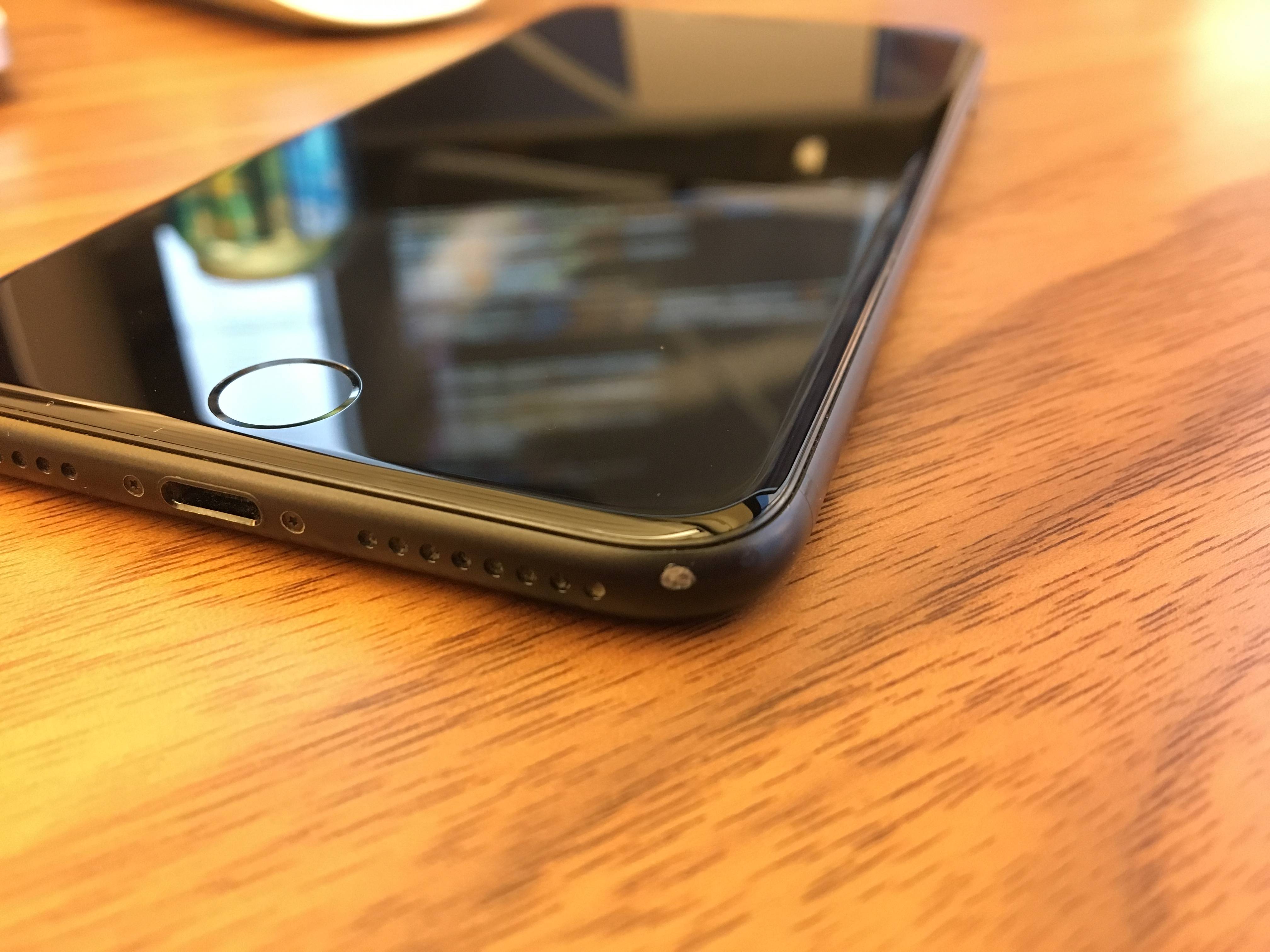 Some Matte Black Iphone Users Are Complaining Of Paint Chipping Issues