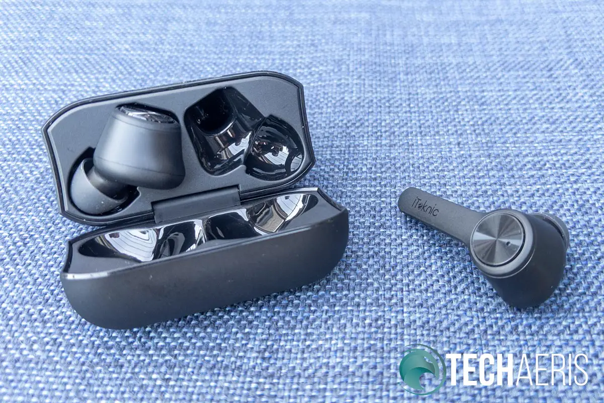  The iTeknic TWS Bluetooth Earbuds with charging/carrying case
