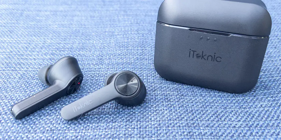 iTeknic TWS Bluetooth Earbuds with charging/carrying case