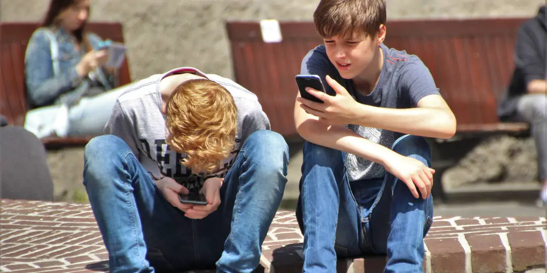 kids looking at smartphones apps