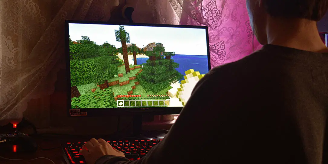 Online gaming Minecraft computer screen