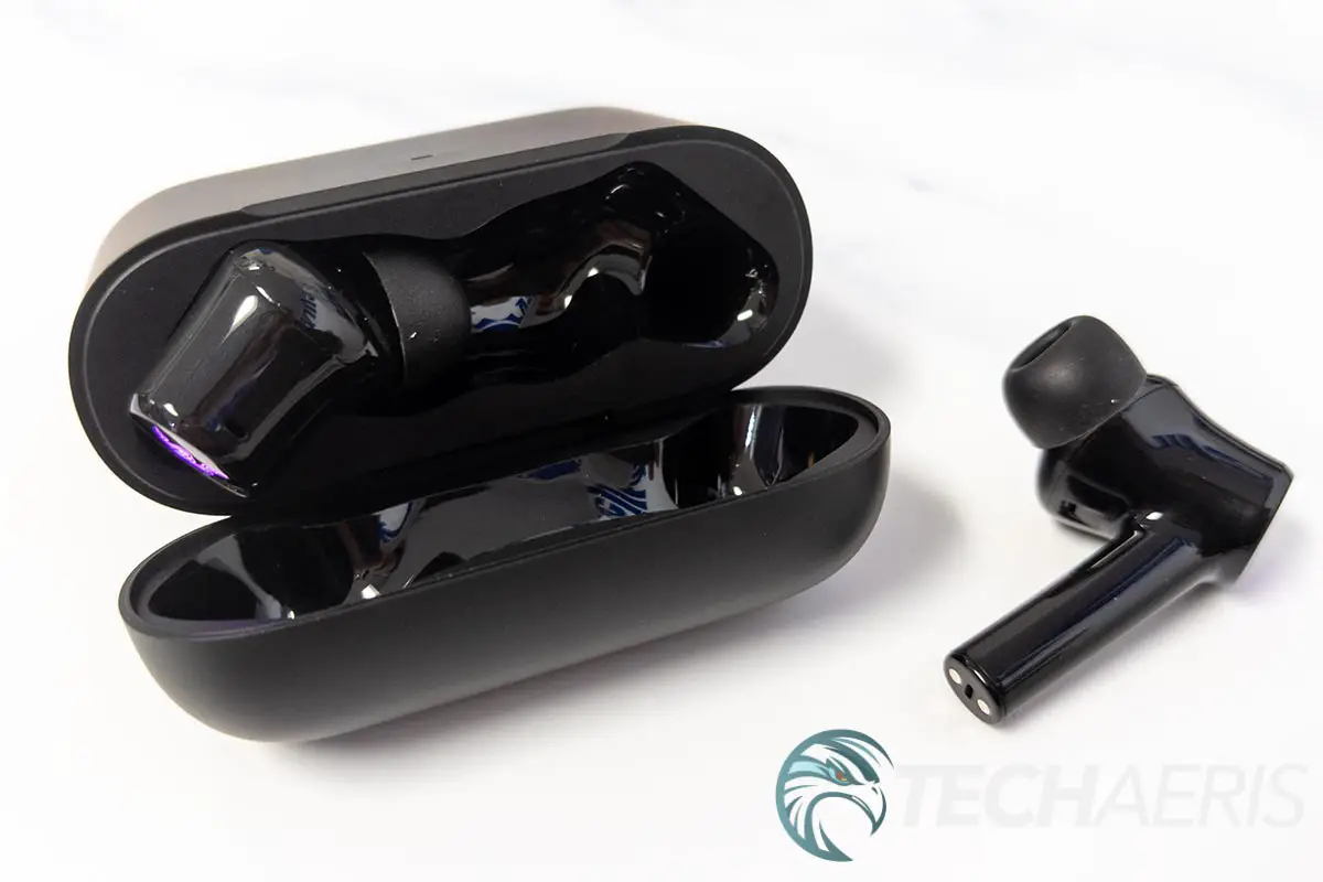 The Razer Hammerhead True Wireless (2021) earbuds with included charging/carrying case