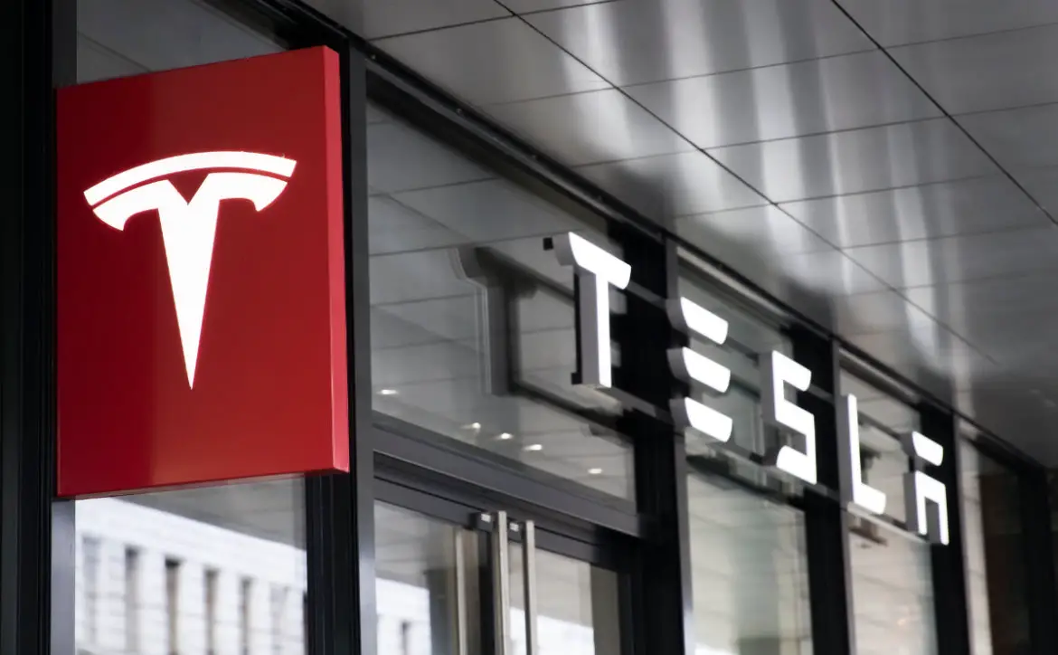 Dua penarikan Tesla baru yang memengaruhi lebih dari 300 ribu kendaraan telah diumumkan