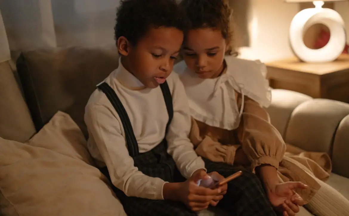kids smartphone Behavioral Advertising