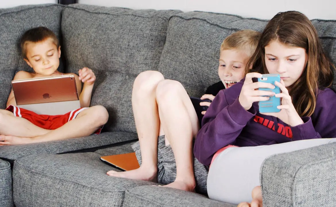 Infographic: How unlimited screen time impacts children
