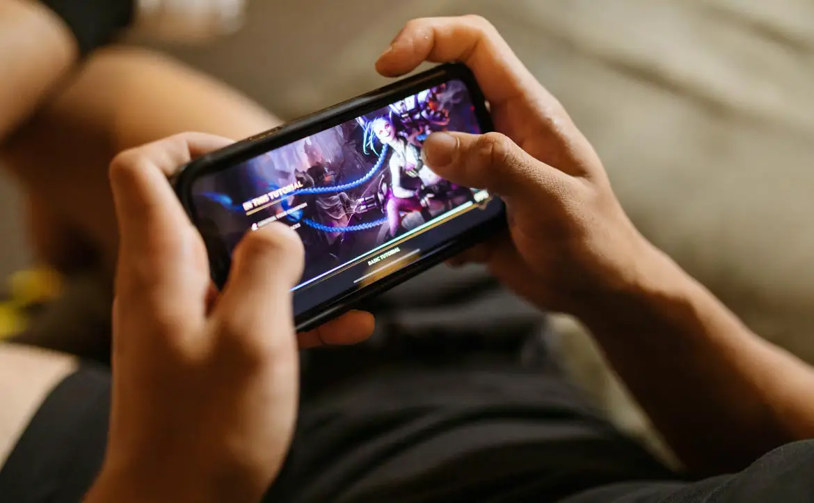 Online gaming on mobile smartphone