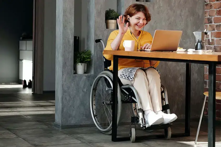 customer-service-lady-wheelchair-laptop