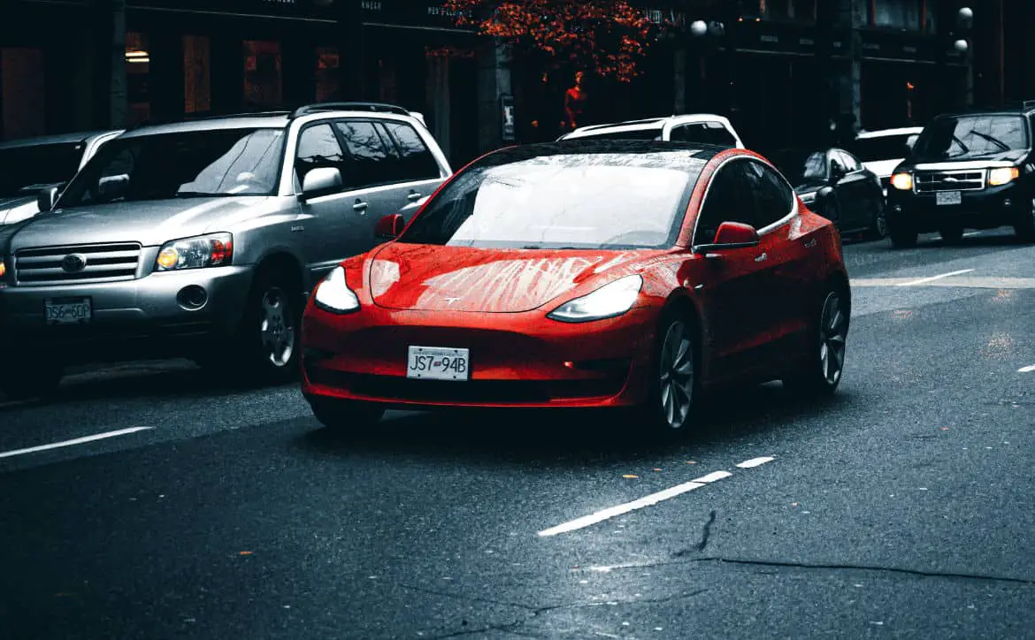 Tesla mengeluarkan pembaruan OTA ke kendaraan 362K untuk perangkat lunak beta self-driving yang dapat menyebabkan crash