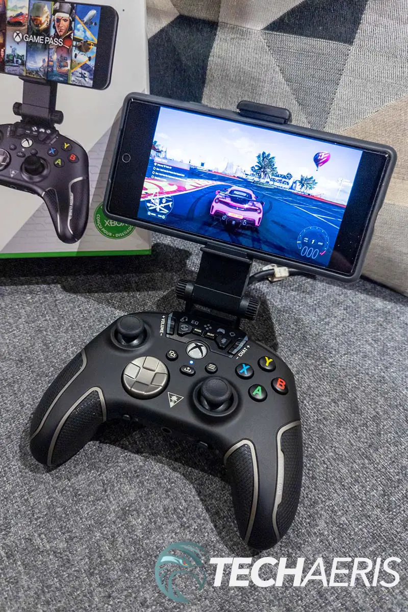 The Turtle Beach Recon Cloud Xbox/PC/Android game controller and included smartphone mount with phone attached.
