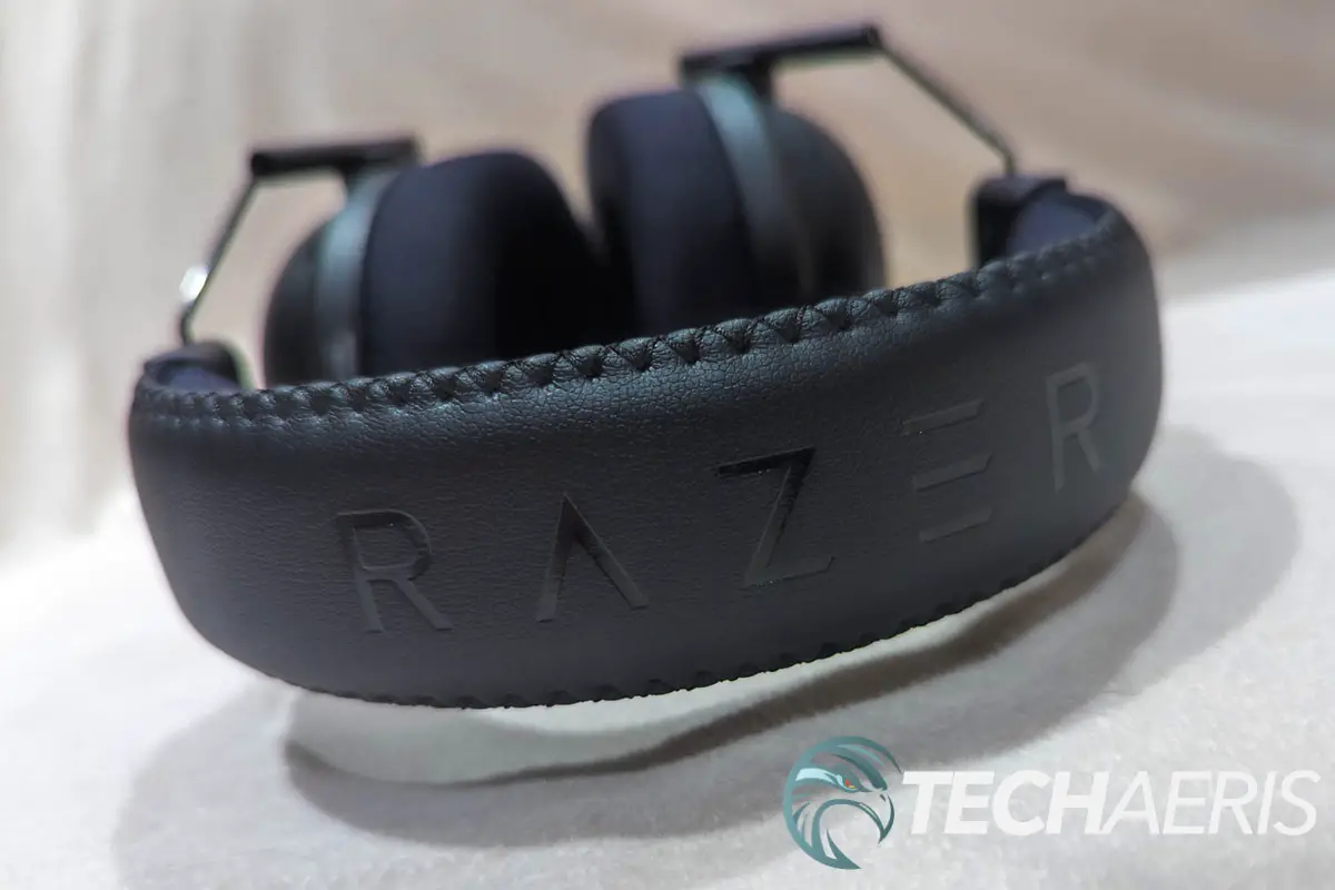 Razer BlackShark V2 Pro Wireless Gaming Headset 2023 Edition: Detachable  Mic - Pro-Tuned FPS Profiles - 50mm Drivers - Noise-Isolating Earcups